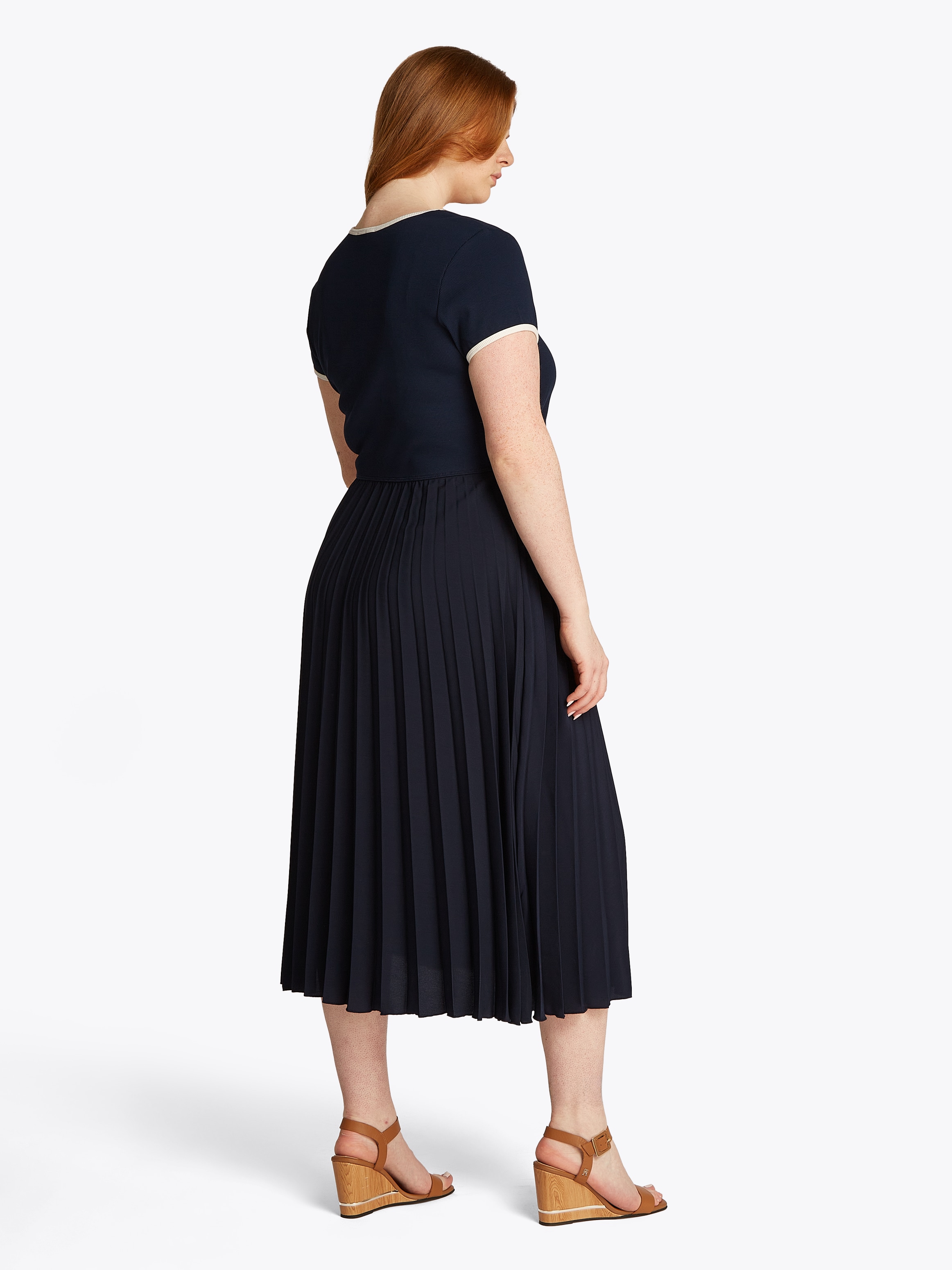 Tommy Hilfiger Curve Blusenkleid »CRV CONTRAST SOFT V-NK DRESS« in Grossen Grössen, mit tiefem Rundausschnitt