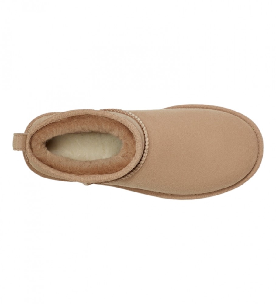 Botas de tornozelo UGG de couro, modelo Classic Ultra Mini Sand.