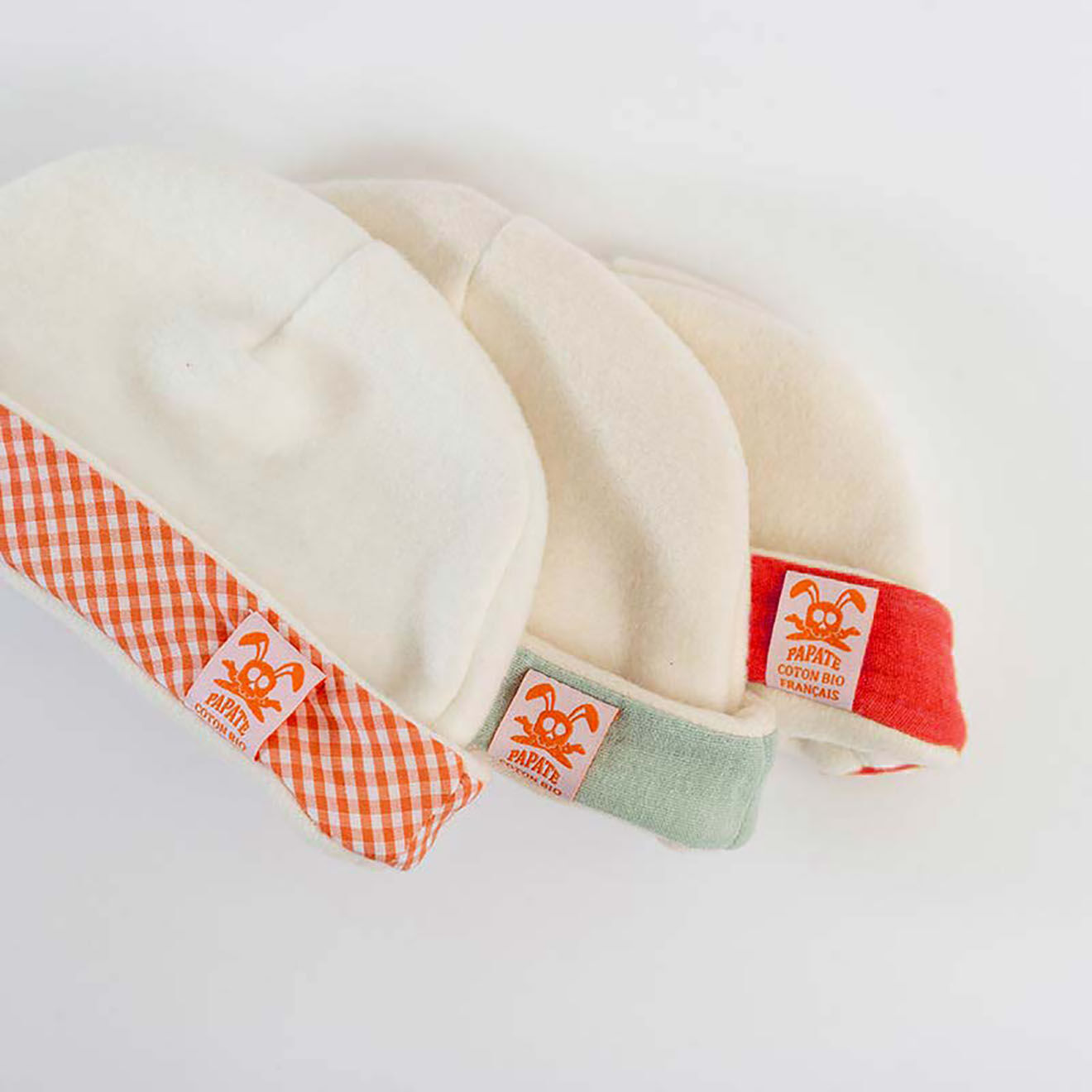 Papate Bonnet de Naissance en Coton Bio blanc/fraise - 20x12 cm