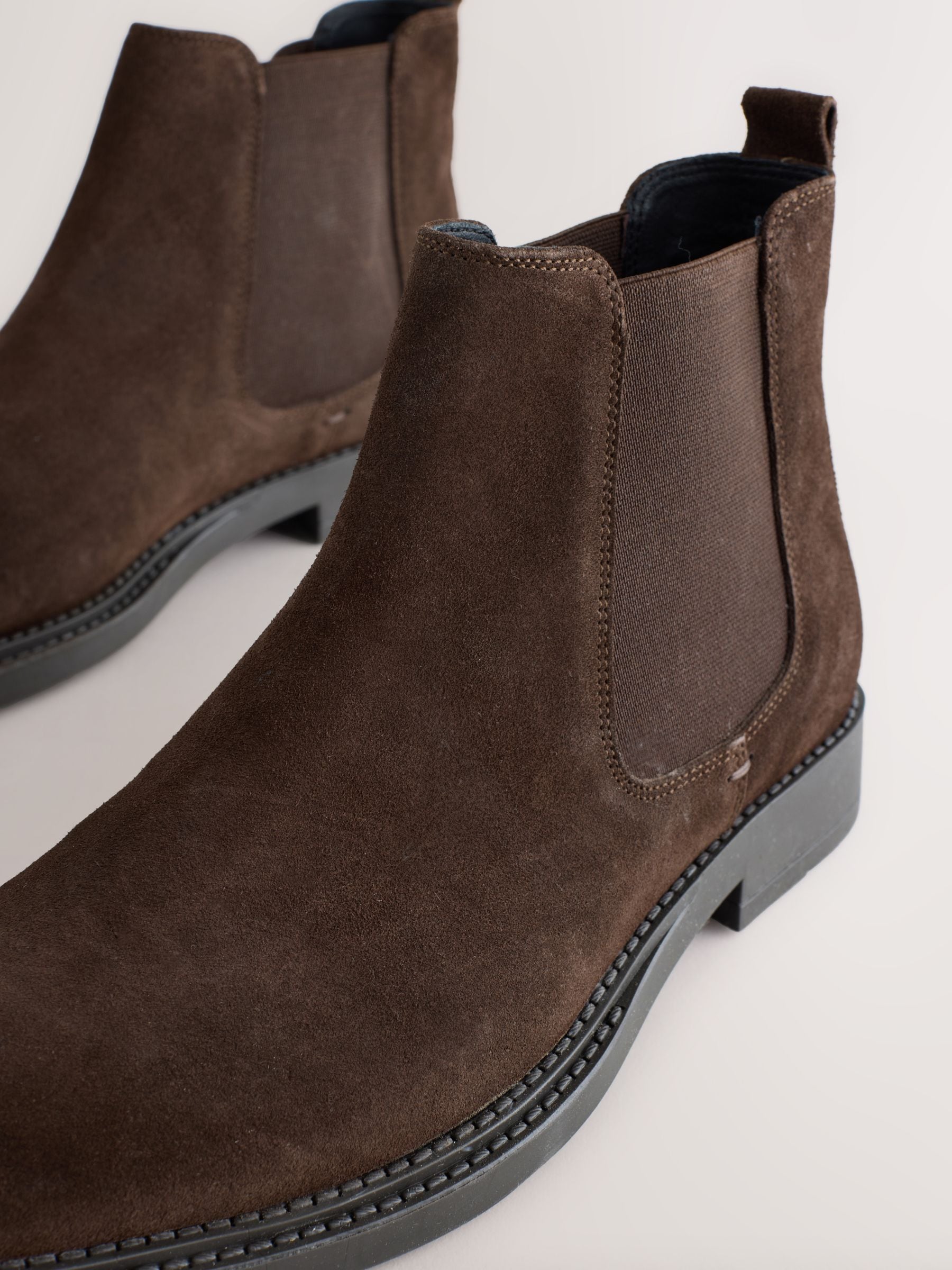 Bruin - Smart Suede Chelsea Boots