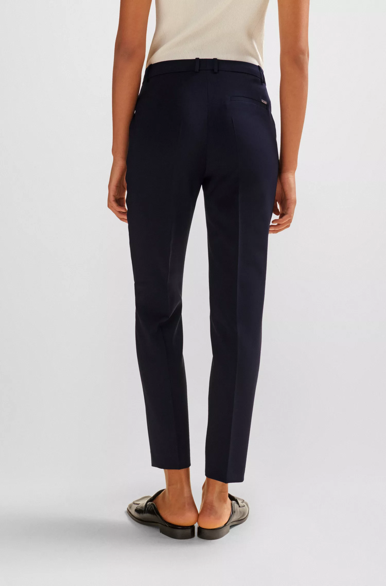 Calça cropped BOSS preta, corte regular, em lã virgem.