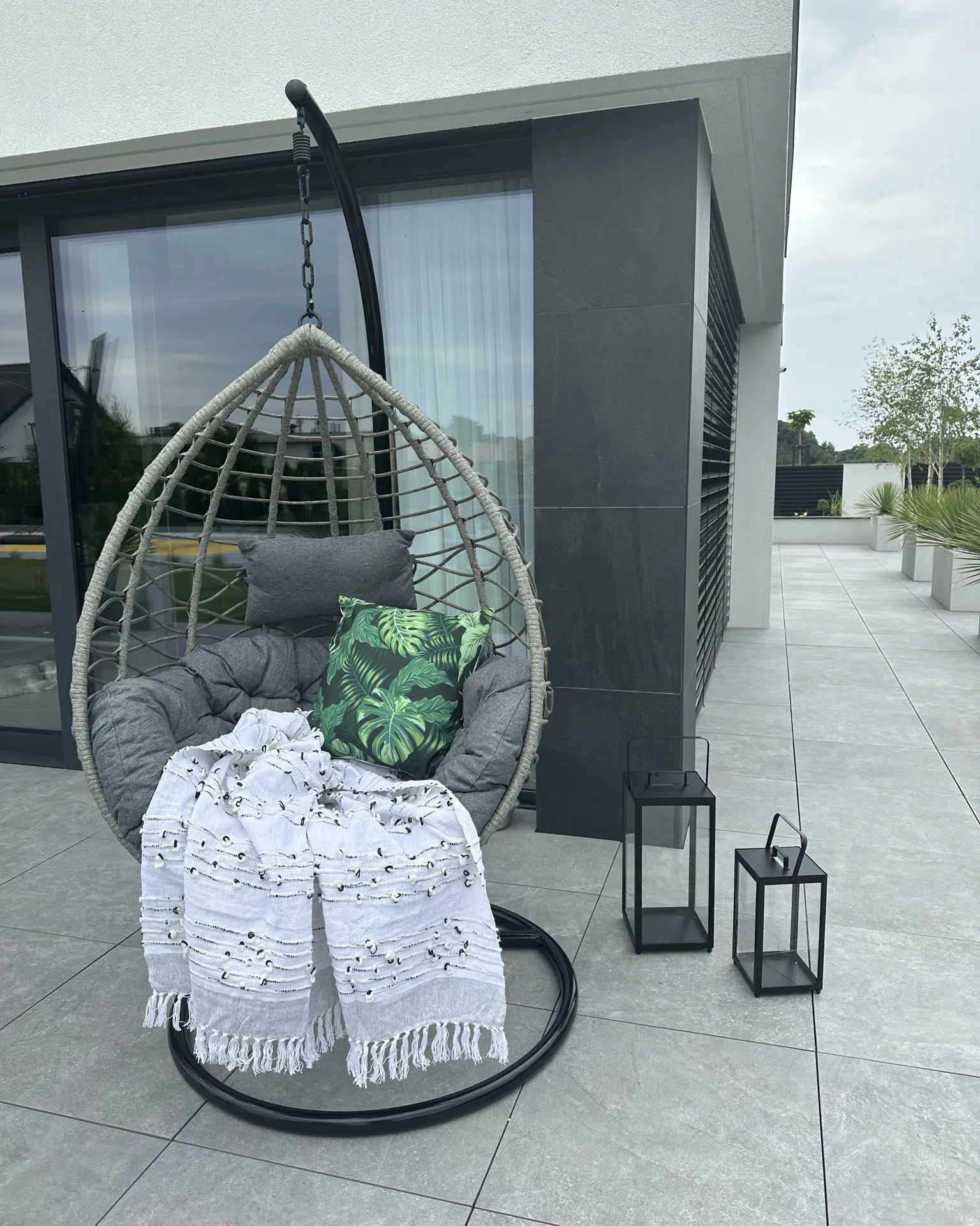 Hangstoel met standaard ARSITA PE rotan Grijs