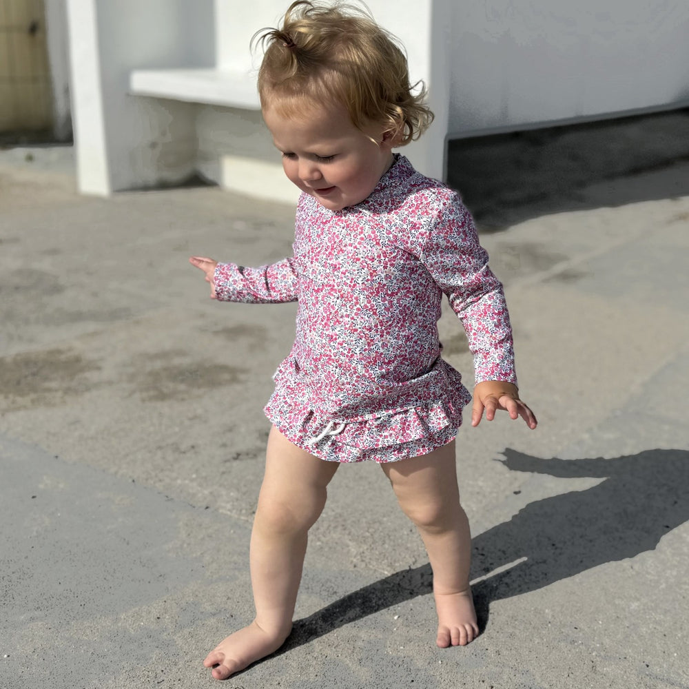 Køb Petit Crabe Wiltshire Bud Ida Babybadebukser - Lavet af Liberty© Stof