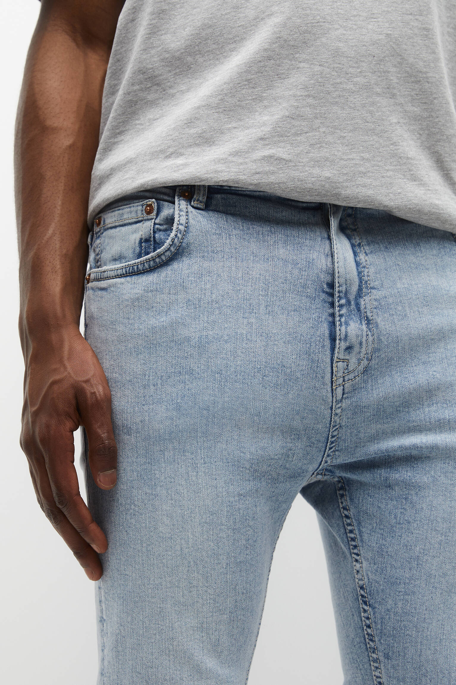 CALÇA JEANS BÁSICA CARROT - ÍNDIGO CLARO