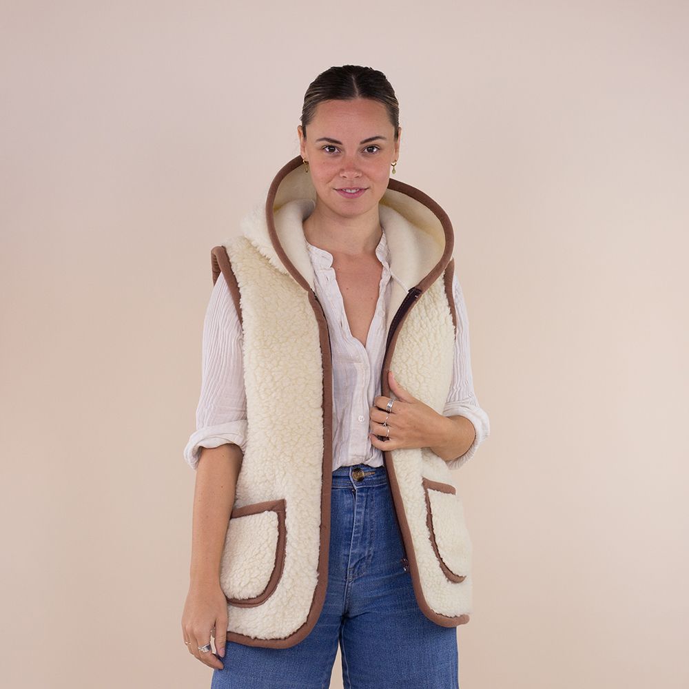 Moonrise dames wollen bodywarmer Hala beige met capuchon