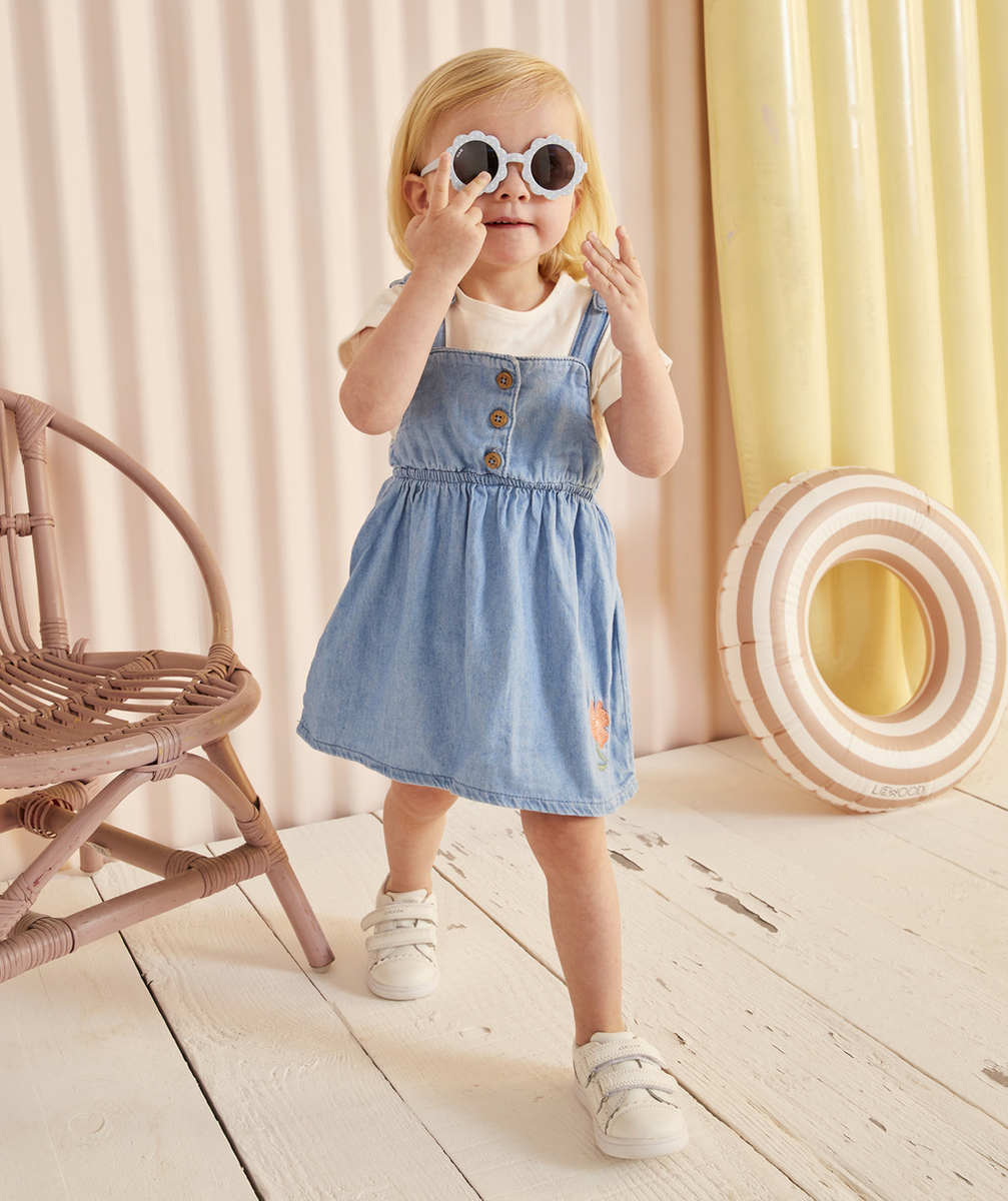 ROBE BÉBÉ FILLE EN DENIM LÉGER ET LOW IMPACT BLEU AVEC BRODERIE FLEUR