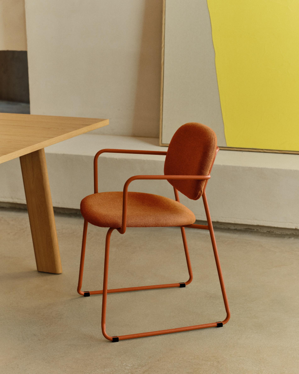 Kave Home Meli eetkamerstoel met armleuning beige chenille