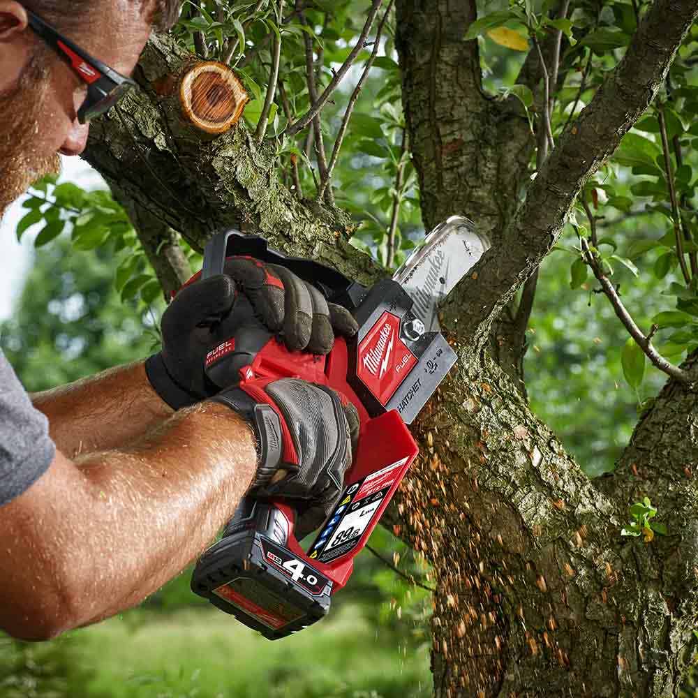 Serra de poda MILWAUKEE 12V FUEL™ HATCHET™ de 6 polegadas Skin M12FHS-0