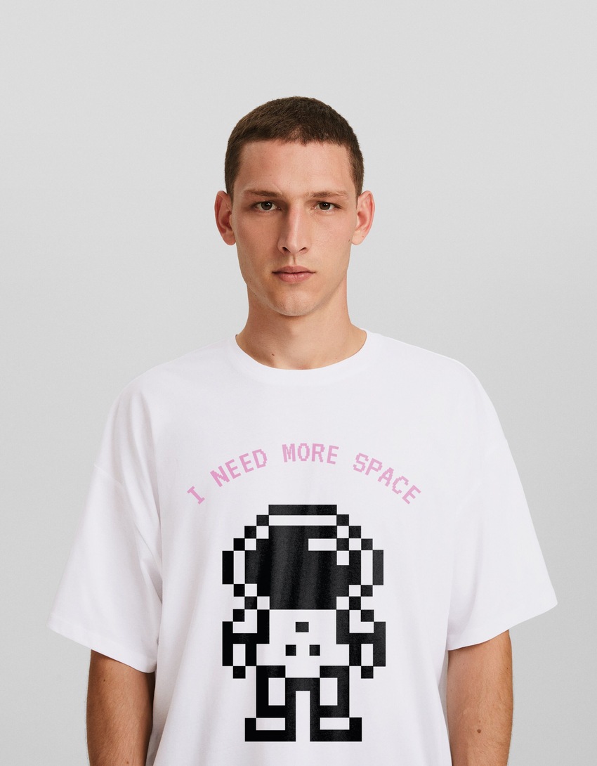 Camiseta oversized da moda com mangas curtas e estampa.