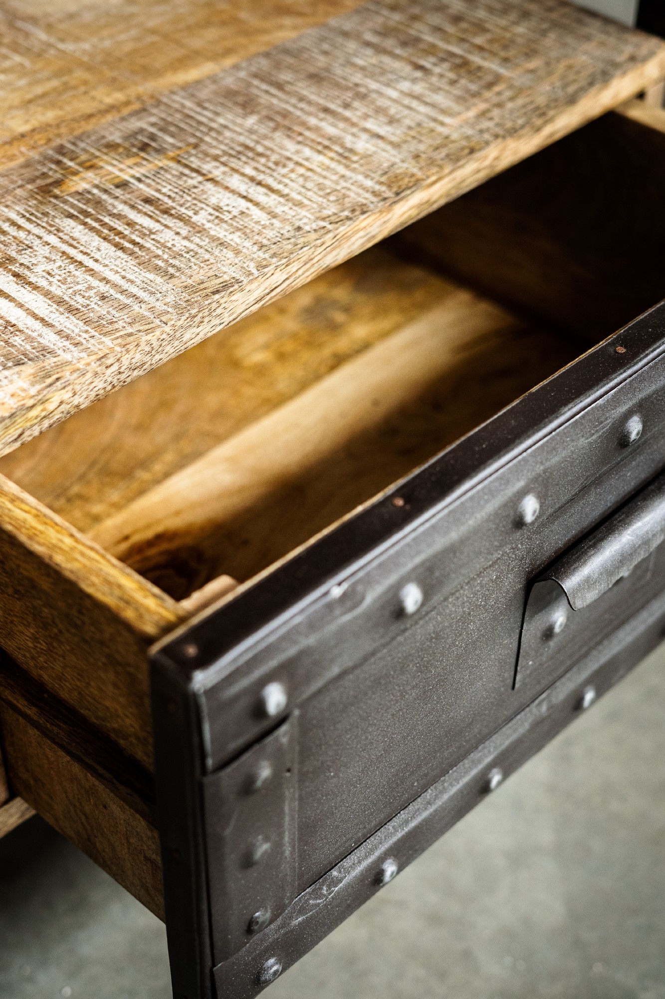 TV-Board 'Trackman', Metall und Mangoholz, B 120 cm, H 60 cm, T 45 cm von fischer's lagerhaus