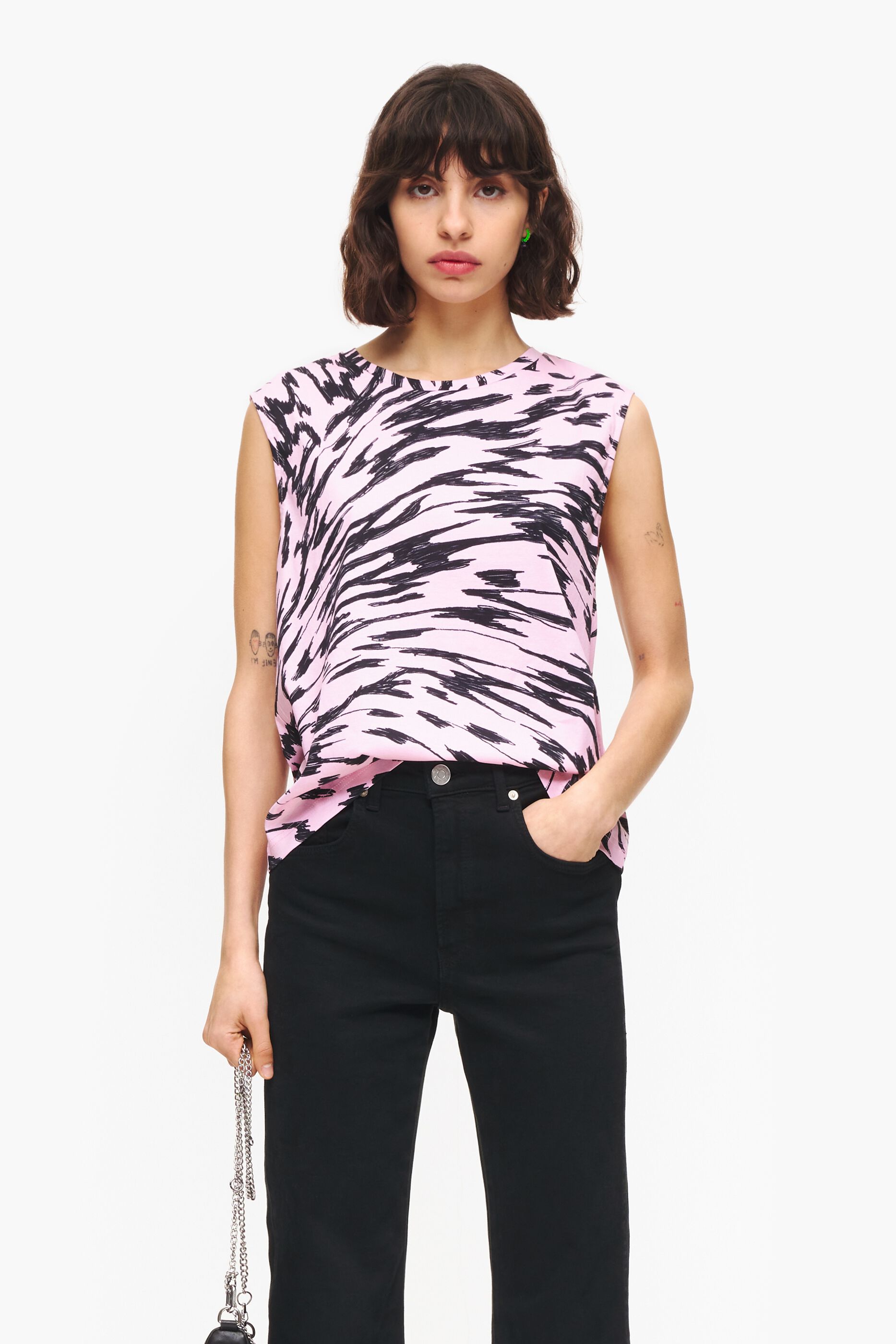 Camiseta de algodão bicolor rosa com estampa de asa de borboleta