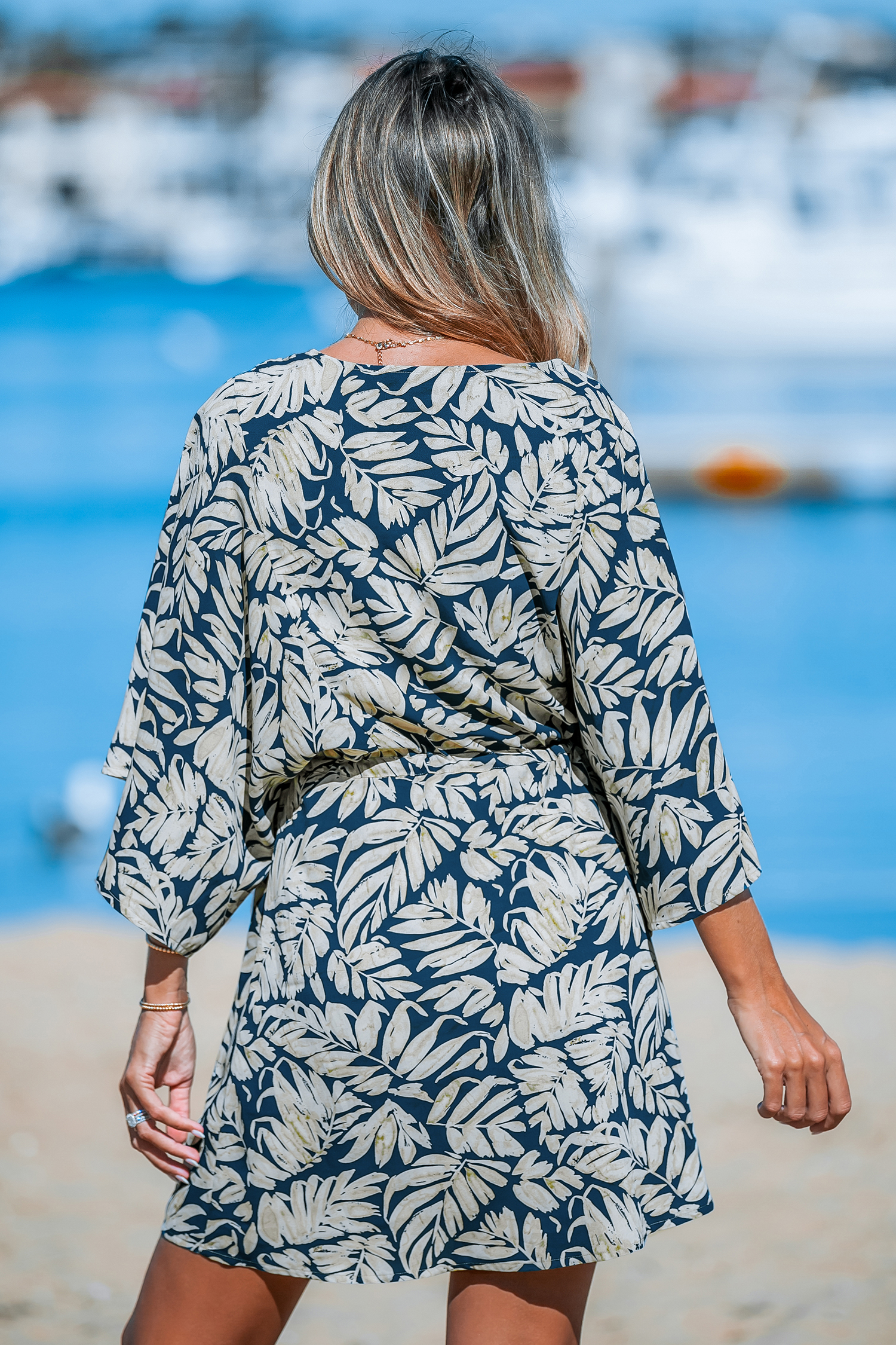 Robe mini à manches évasées et col en V tropicale