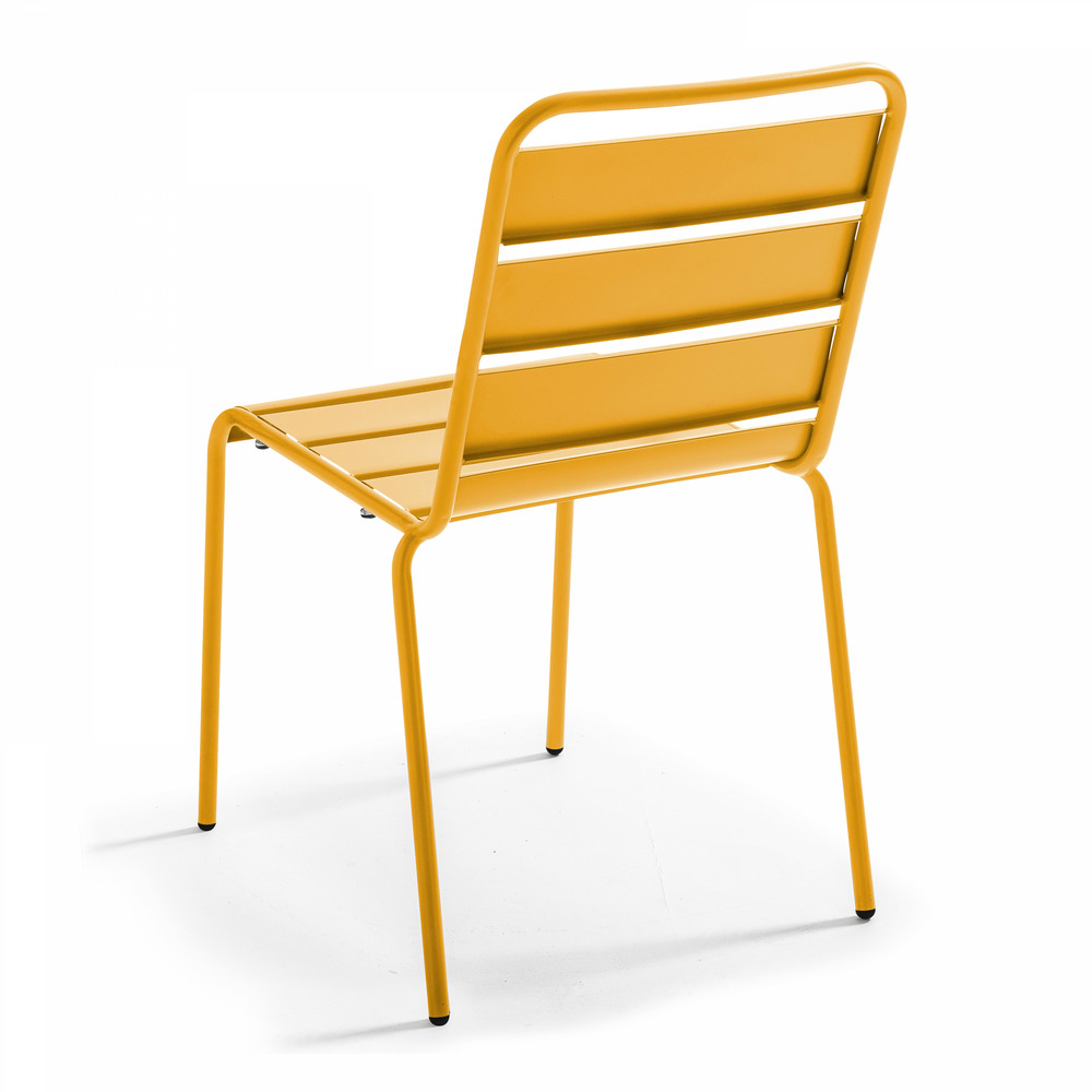 Chaise en métal jaune