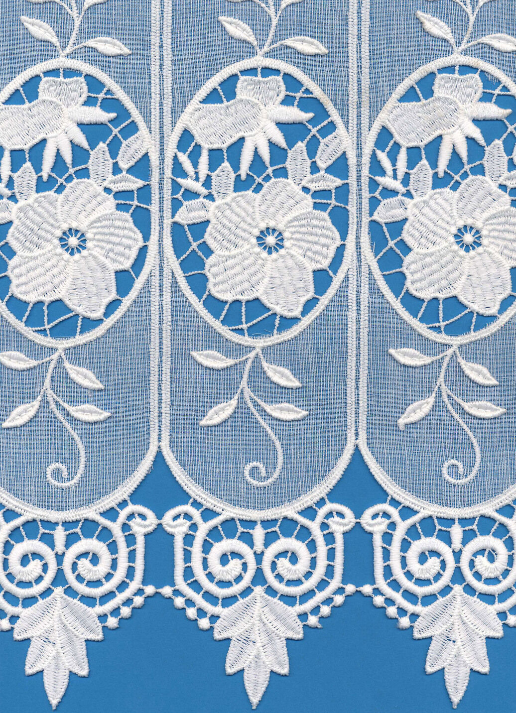 Kurzstore mit Blumen in Macramé-Spitze