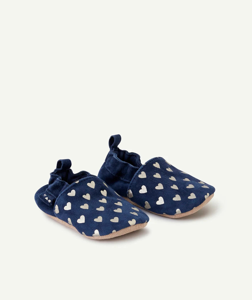 CHAUSSONS EN CUIR BÉBÉ FILLE BLEU MARINE AVEC COEURS COULEUR ARGENTÉE