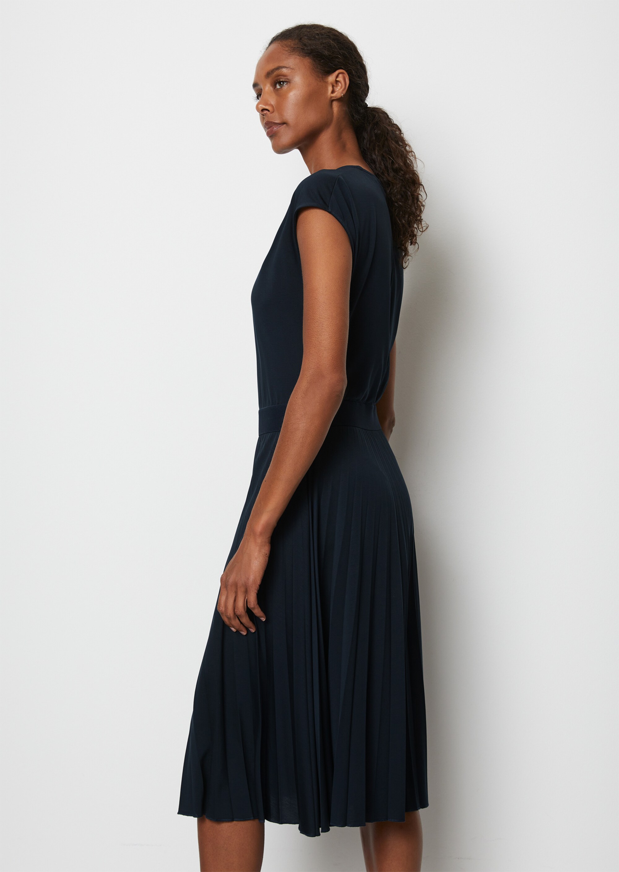 Jerseykleid mit elastischer Taille und plissiertem Rock
