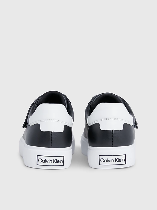 Tênis de couro com velcro