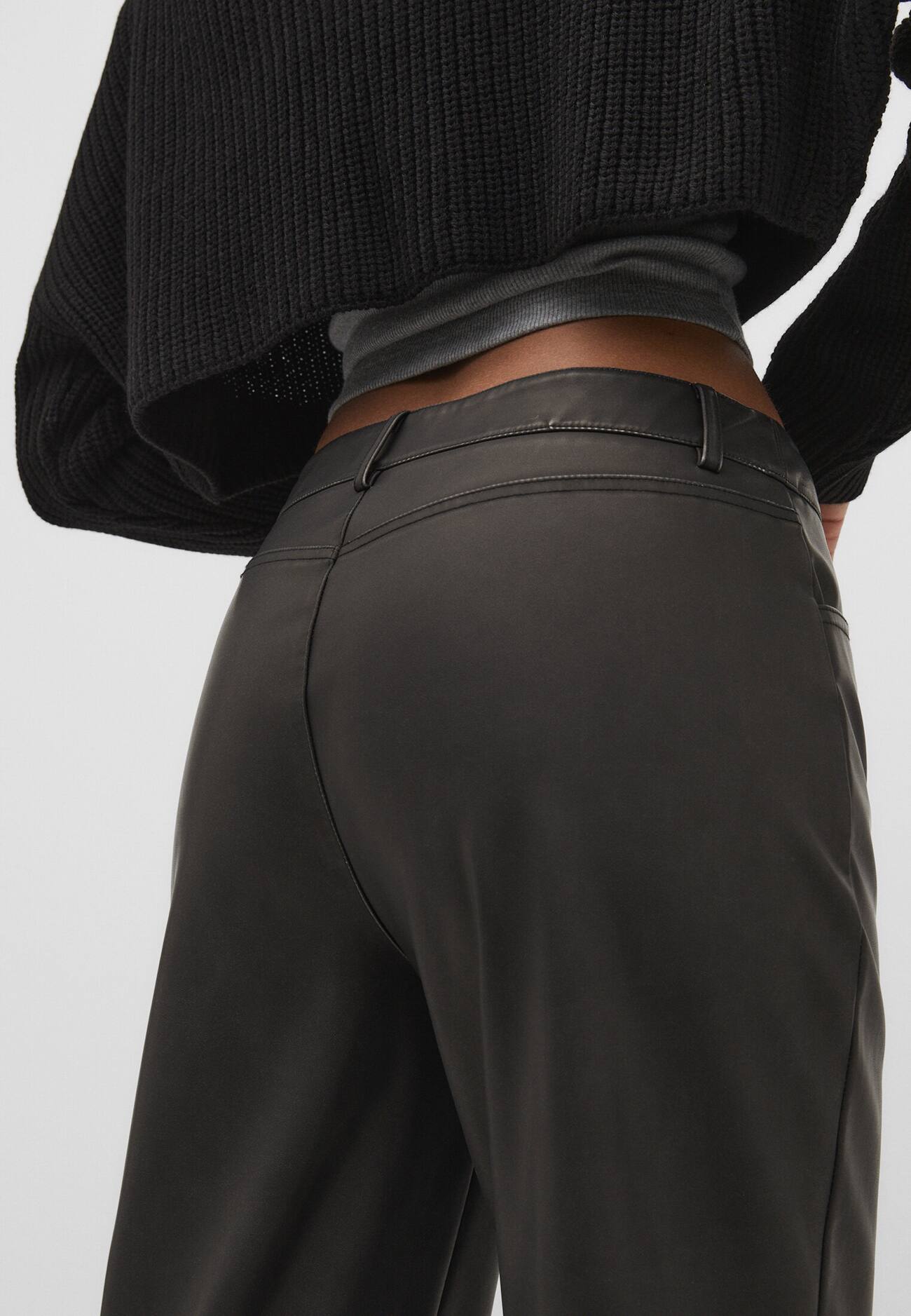 Calça reta com efeito couro e detalhe de costura