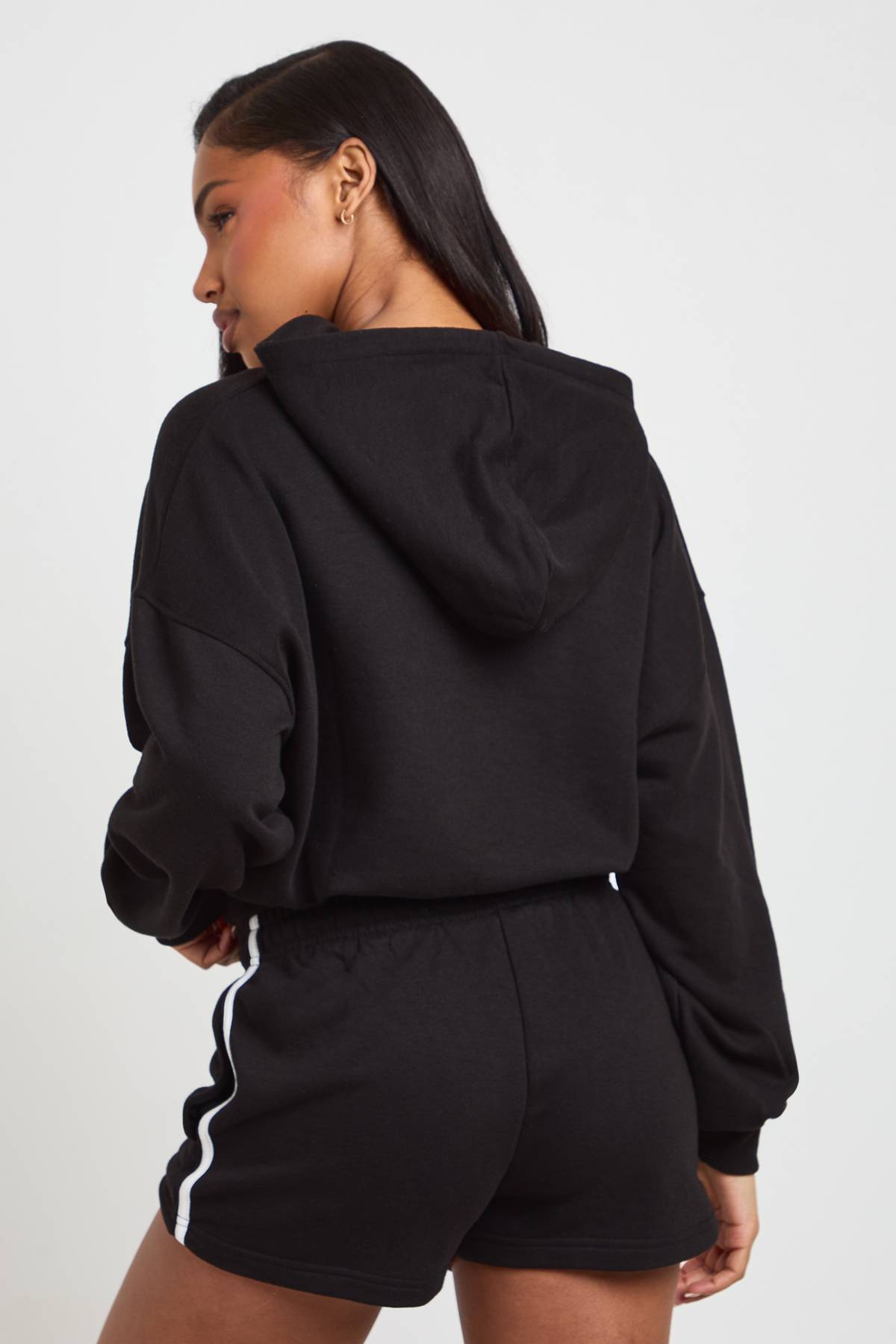 boohoo Short Molleton Broderie Sports Club Avec Passepoil