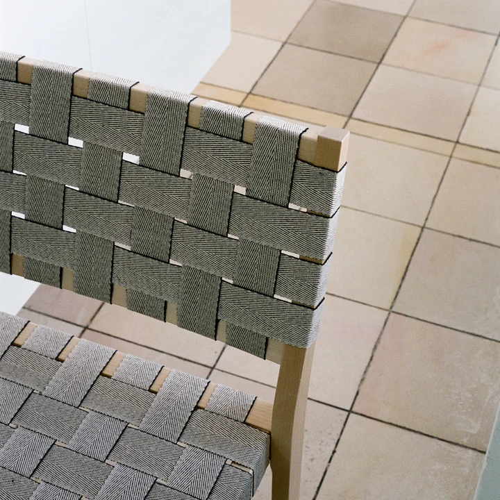 Artek - Stuhl 611, Birke klar lackiert / Leinengurte schwarz