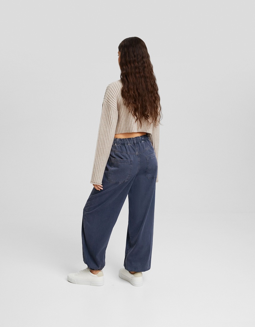 Calça jogger de algodão com cordão.