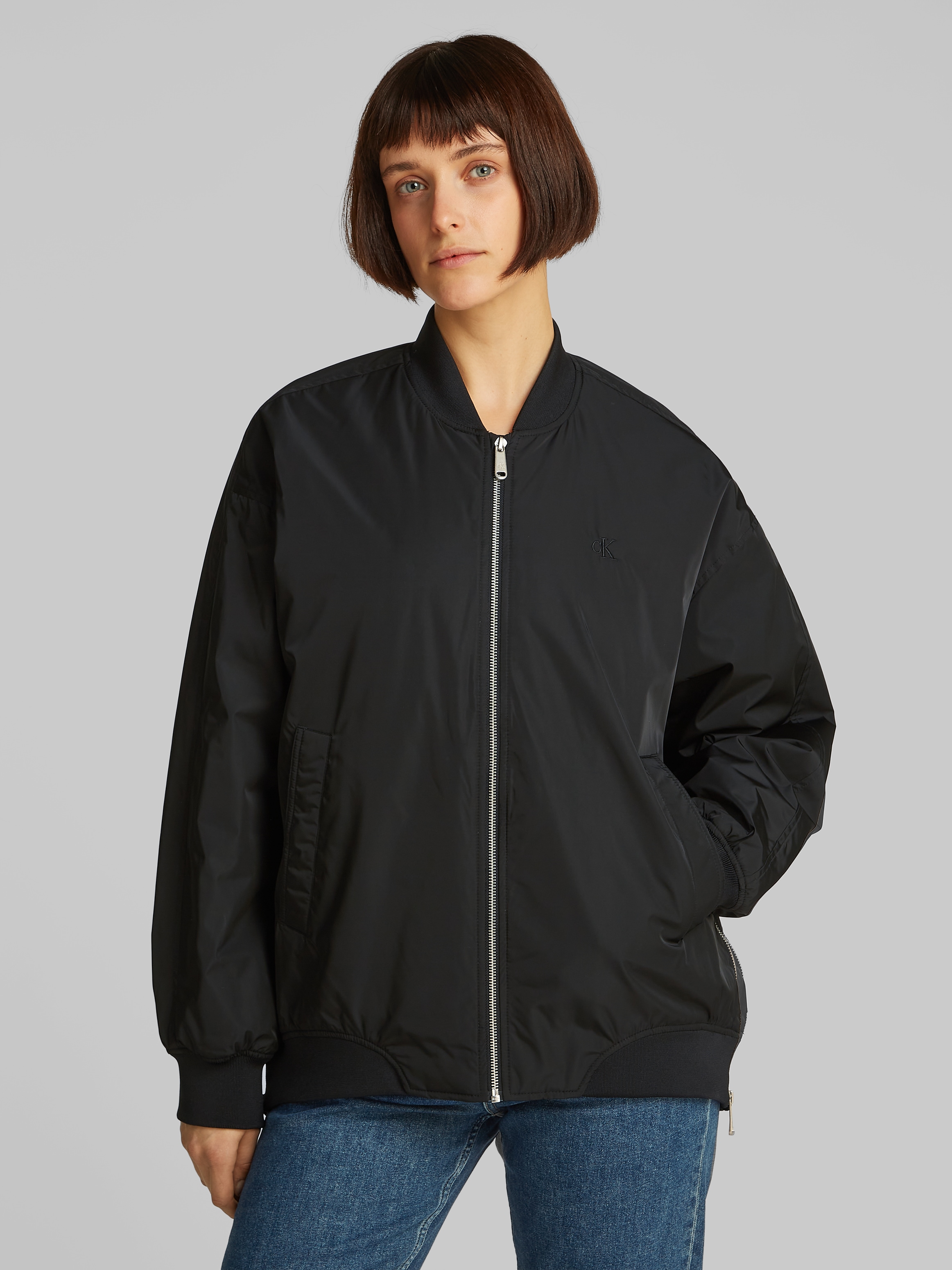 Calvin Klein Jeans Bomberjacke »LONG BOMBER« mit Logodruck, Rumpfabschluss verengt durch Gummizug