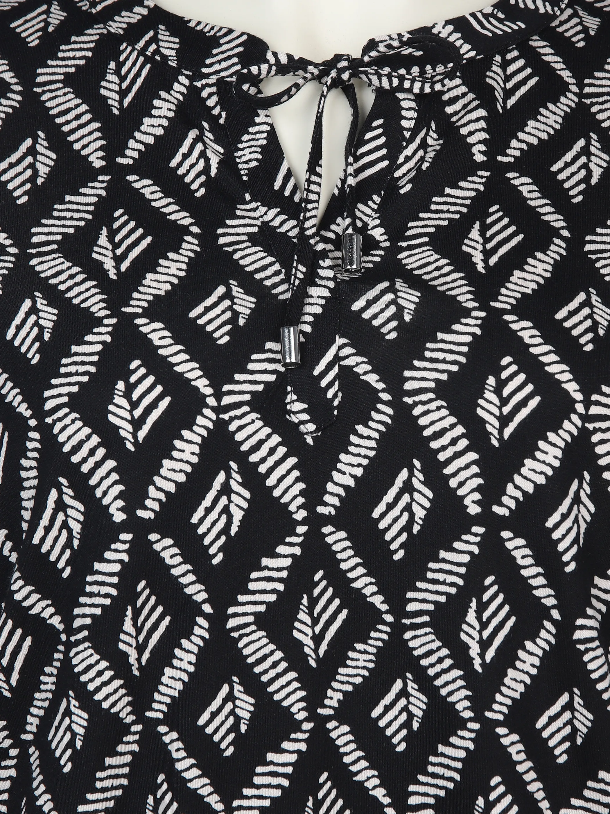 Große Größen Halbarmshirt mit abstraktem Print