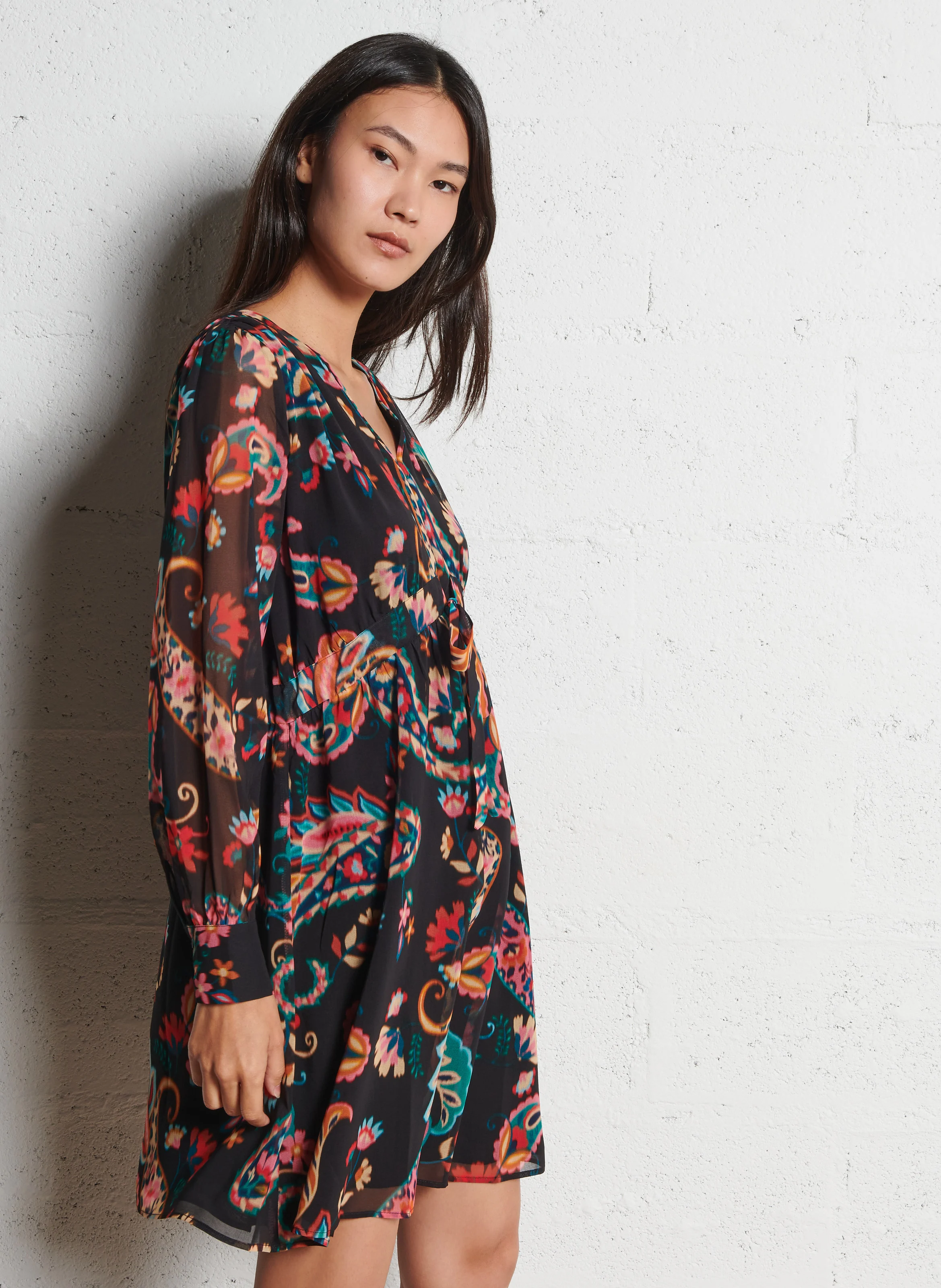 RASHEMINA - Robe courte col V à imprimé floral | Noir