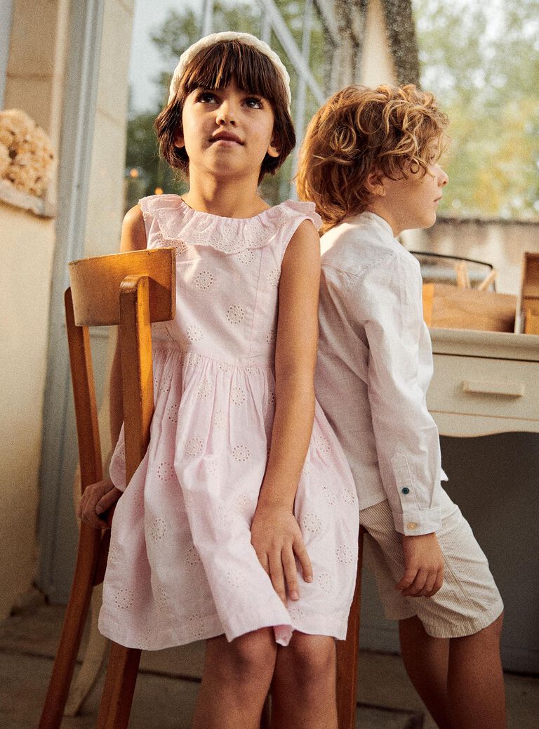 Robe rose à broderies fleuries