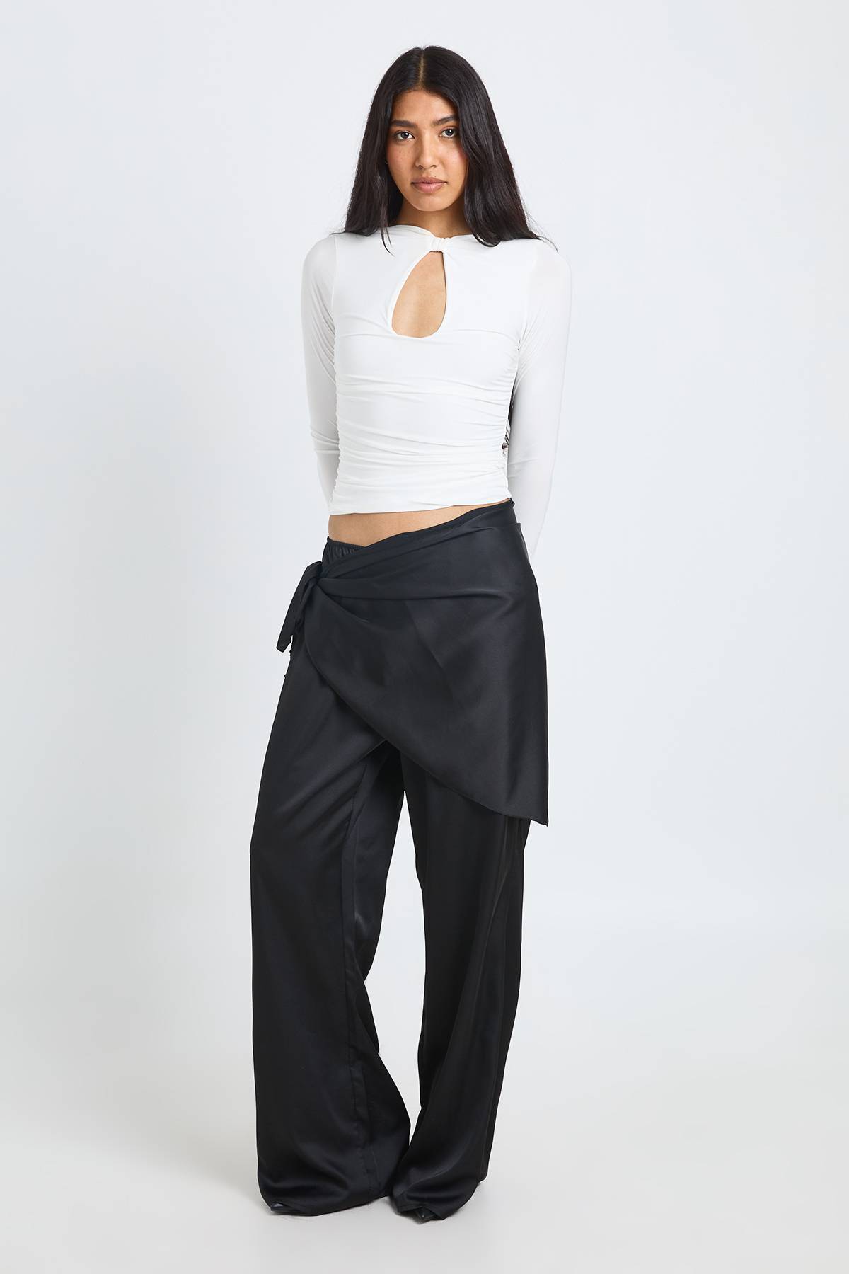 boohoo Pantalon Large En Satin À Taille Haute Avec Ceinture Nouée