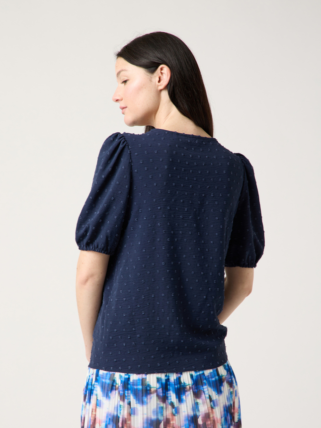Top plumetis et dentelle col v