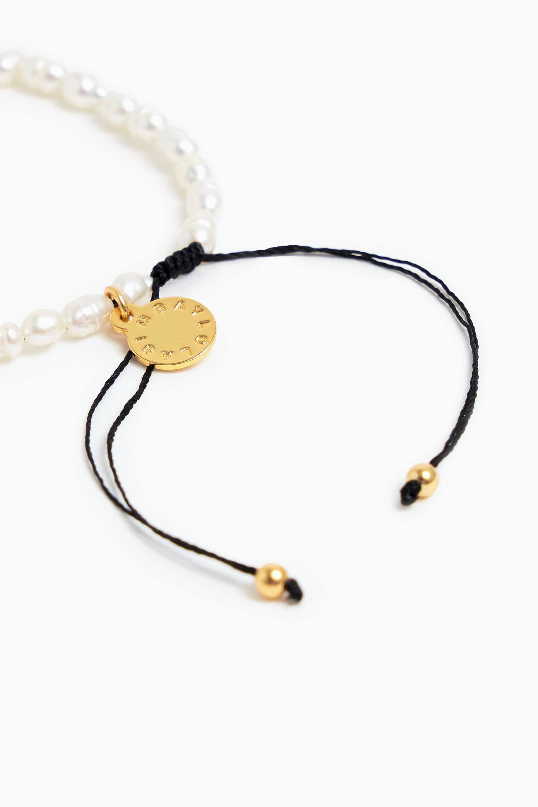 Pulseira de pérolas com a letra D