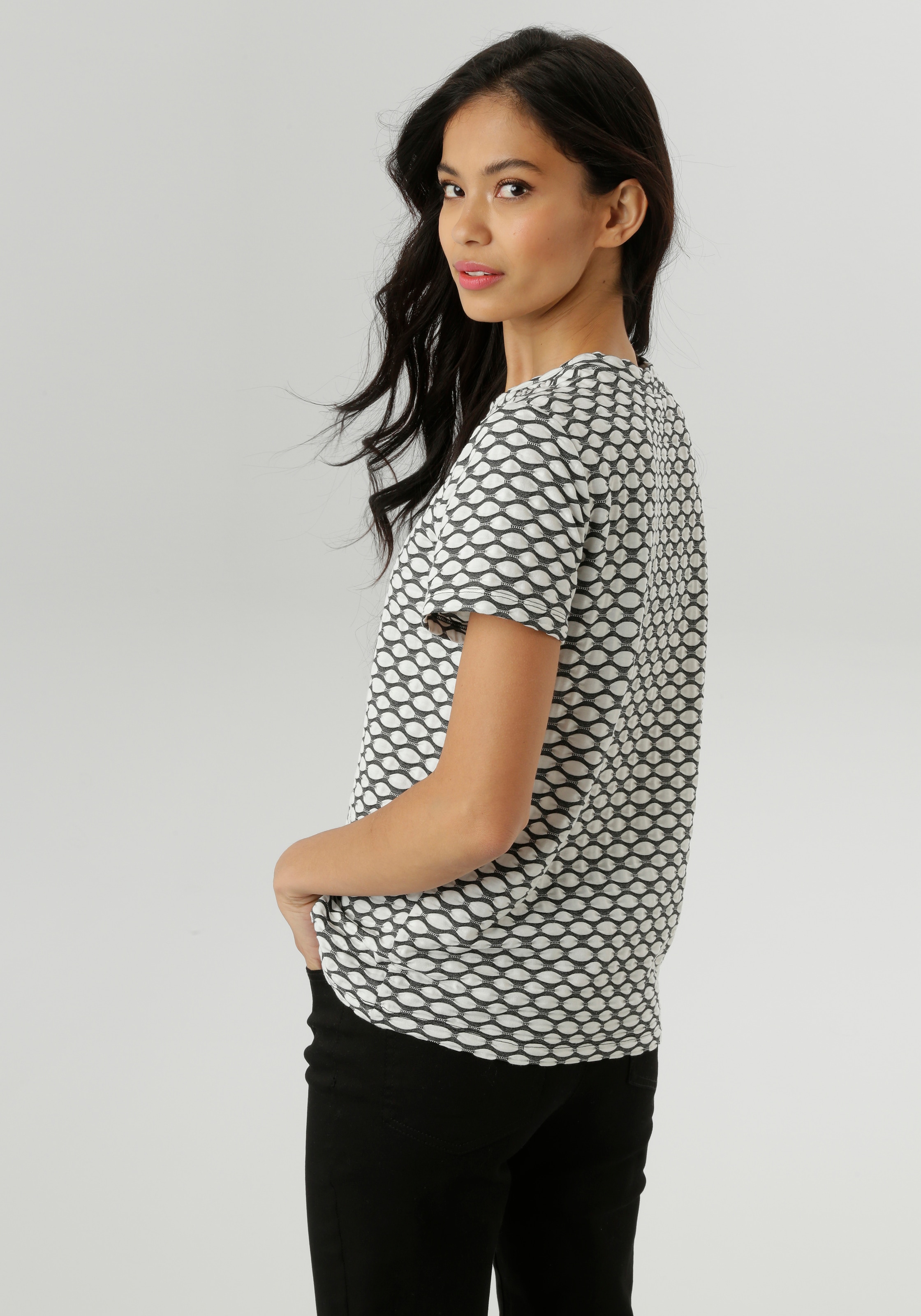 Aniston SELECTED T-Shirt , mit moderner Oberflächenstruktur und Wellenmusterung - NEUE KOLLEKTION