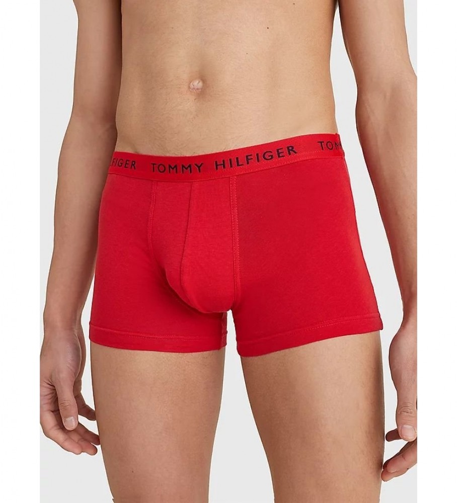 Conjunto de 3 cuecas boxer Tommy Hilfiger Trunk Essentials com logo, nas cores azul-marinho, vermelha e branca.