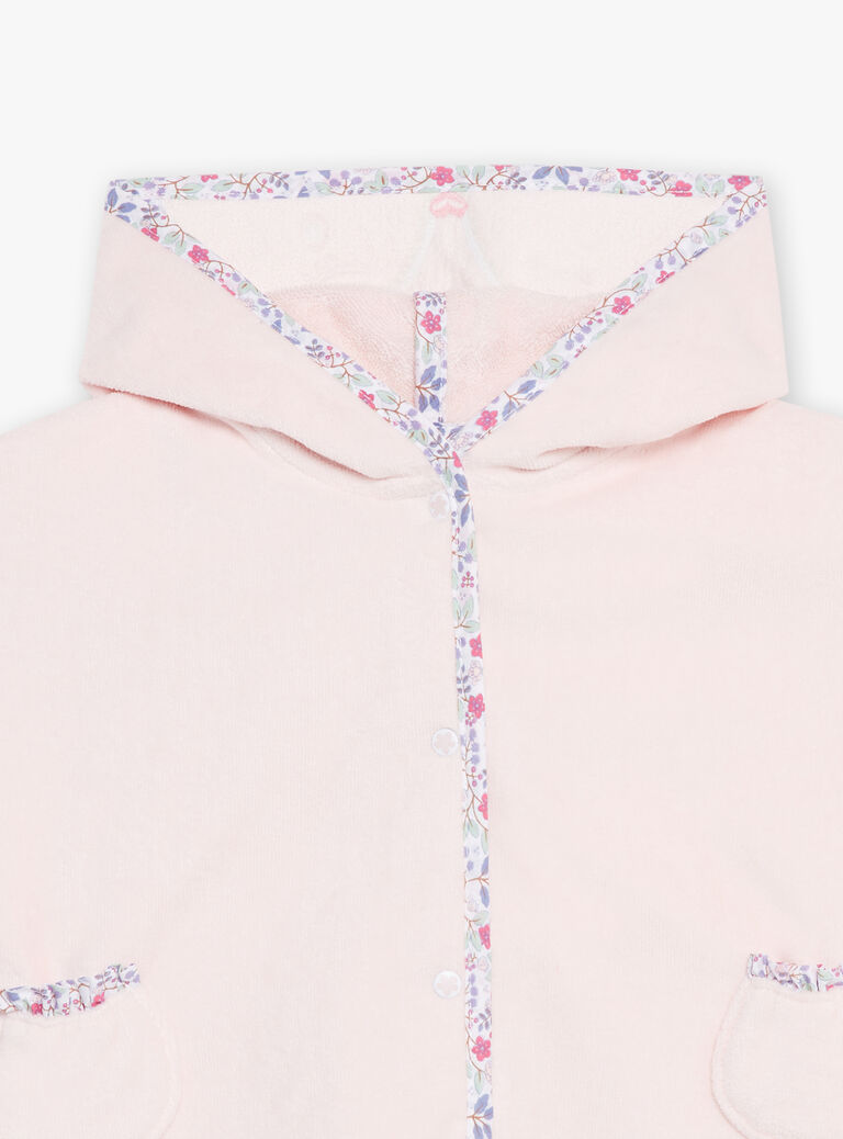 Cape de bain à capuche rose à motif fleuri.