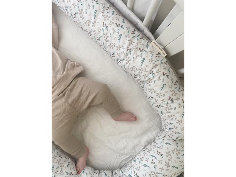 Ullenboom Nestschlange Waffel Floral Sand 300 cm Bettschlange für Babybett