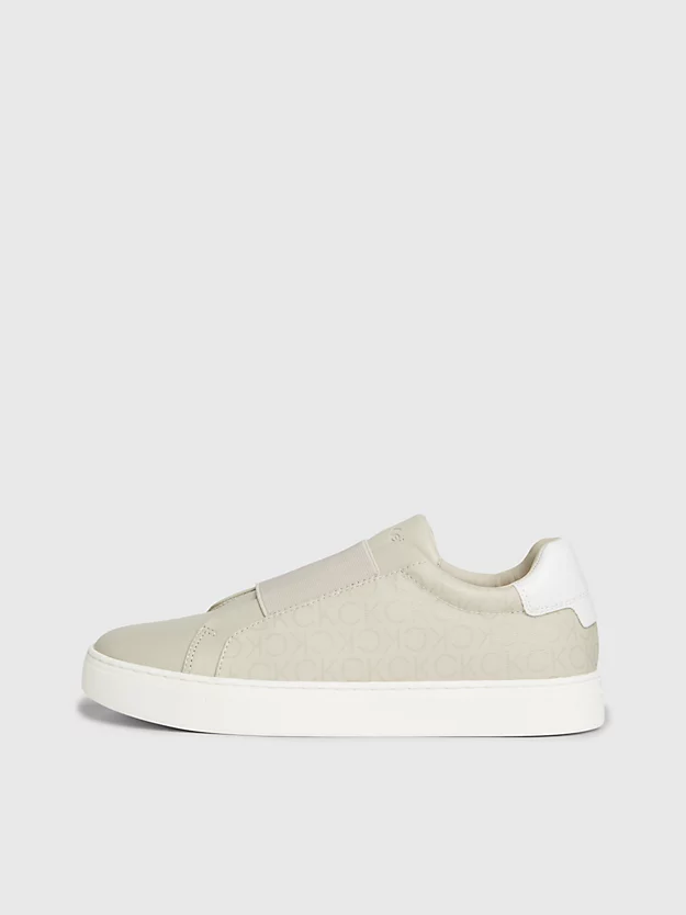 Sapatos sem cadarço com logotipo
