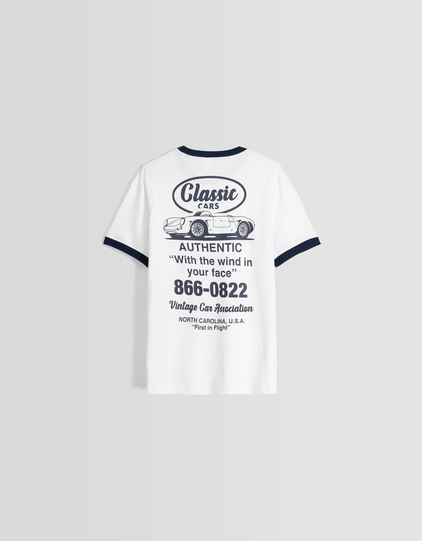Camiseta de manga curta com estampa contrastante e modelagem ampla.
