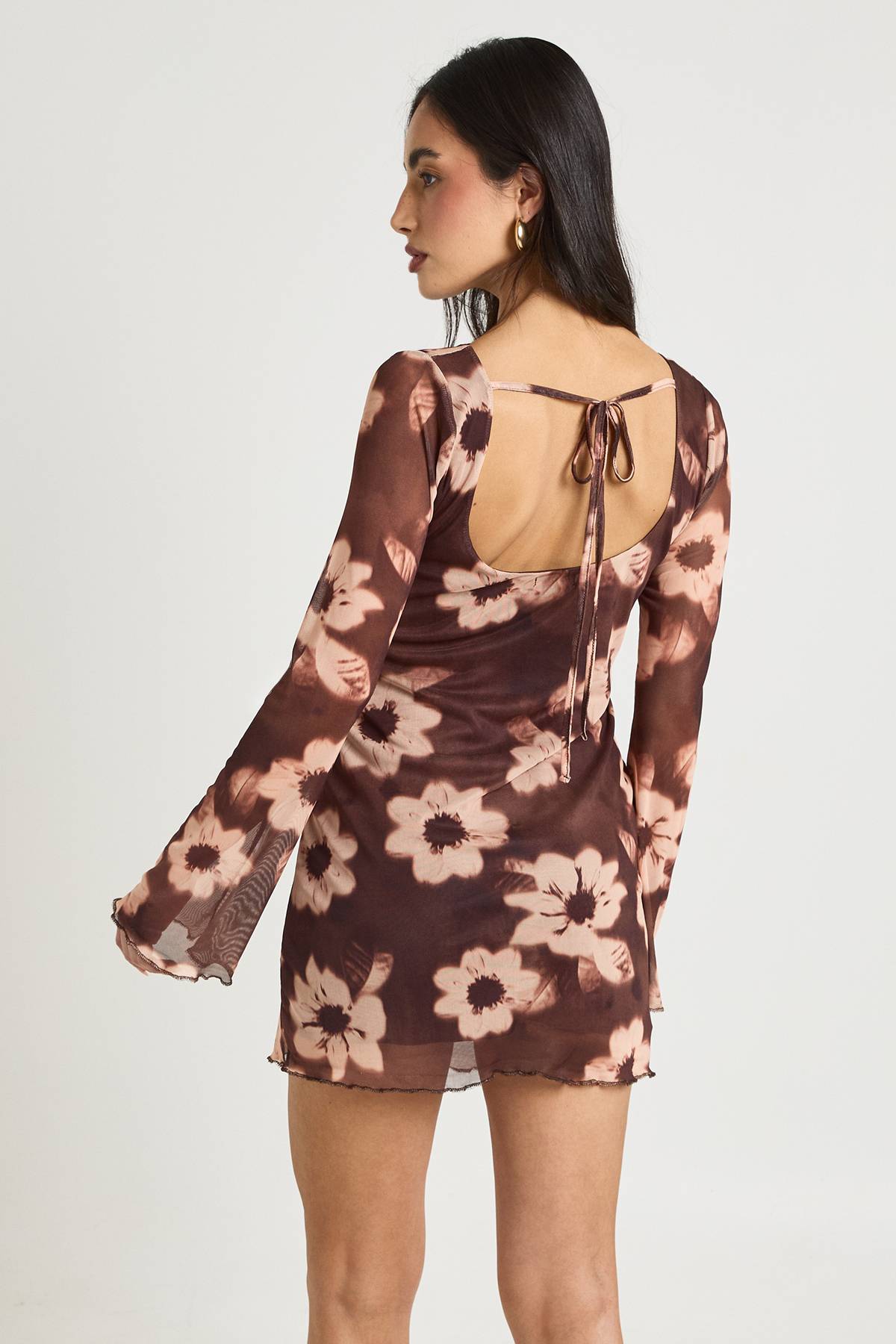 boohoo Robe Courte À Manches Évasées En Mesh Fleuri