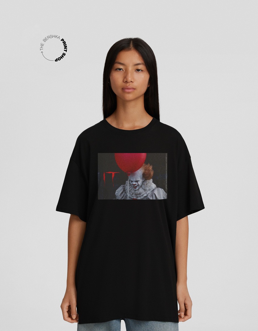 Camiseta oversized de manga curta com estampa de TI