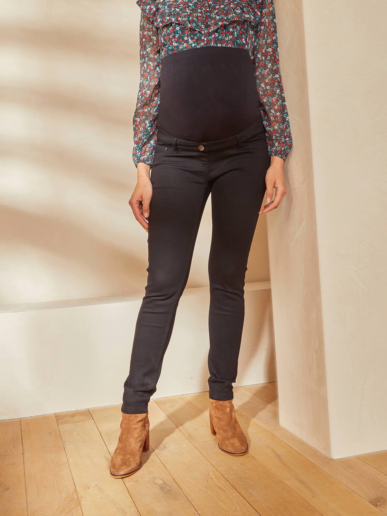Calça jeans slim para gestantes com faixa lisa cinza-escura sem costura.