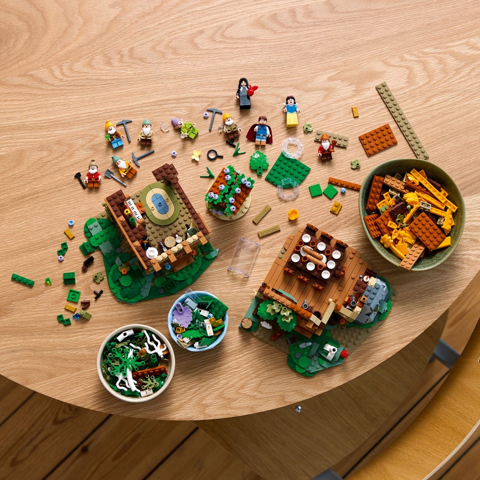 LEGO Disney - Snehvide og de syv små dværges hytte (43242)