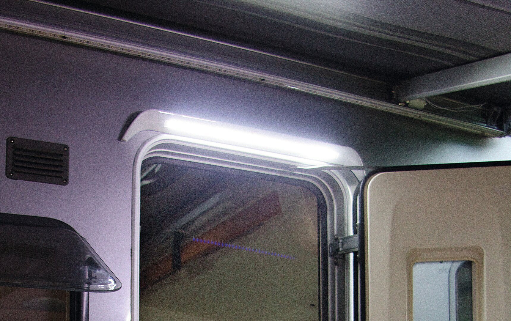 Fiamma Türbeleuchtung LED mit Regenrinne