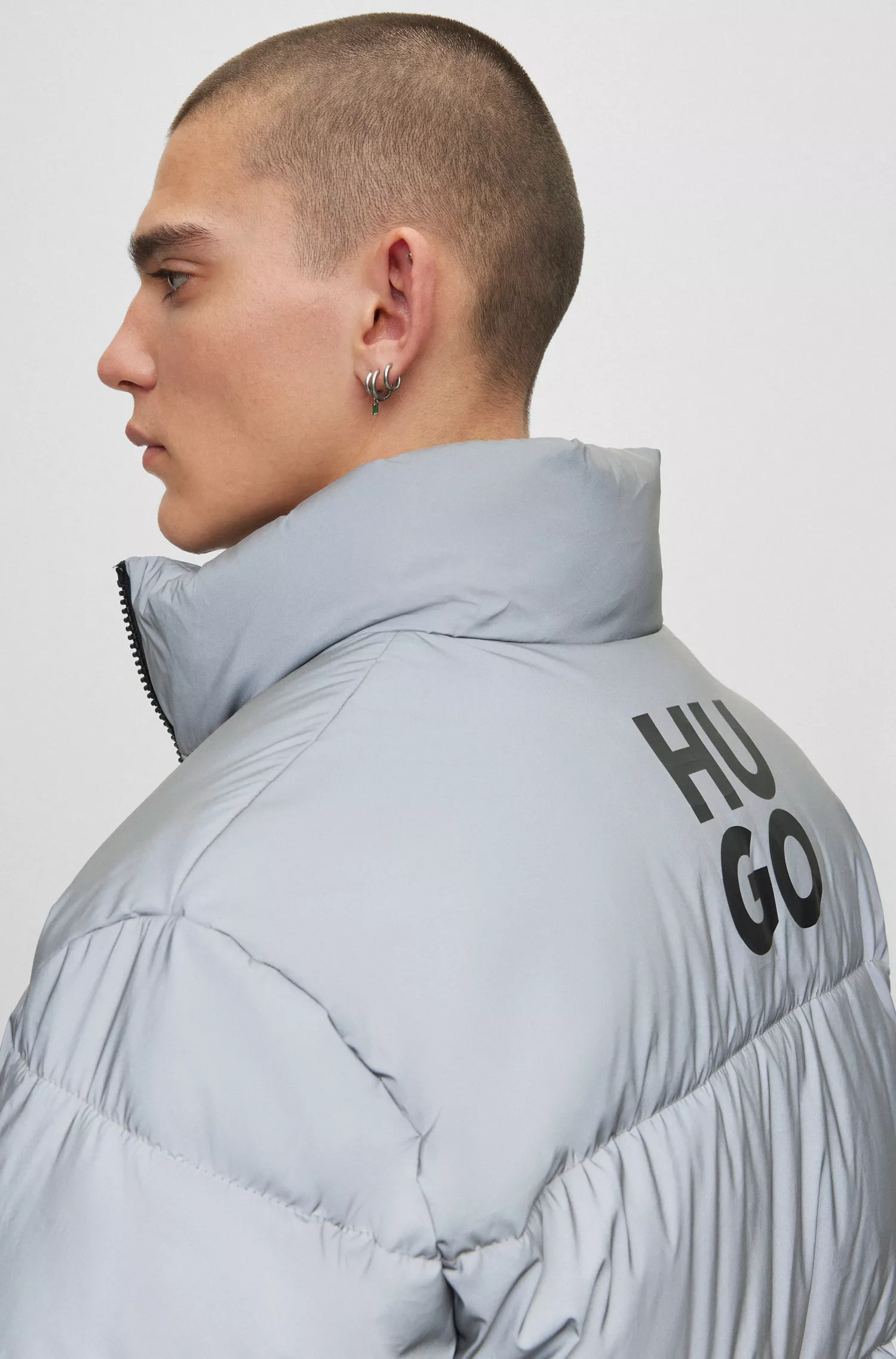 Jaqueta puffer HUGO vermelha, repelente à água, com efeito refletor decorativo.