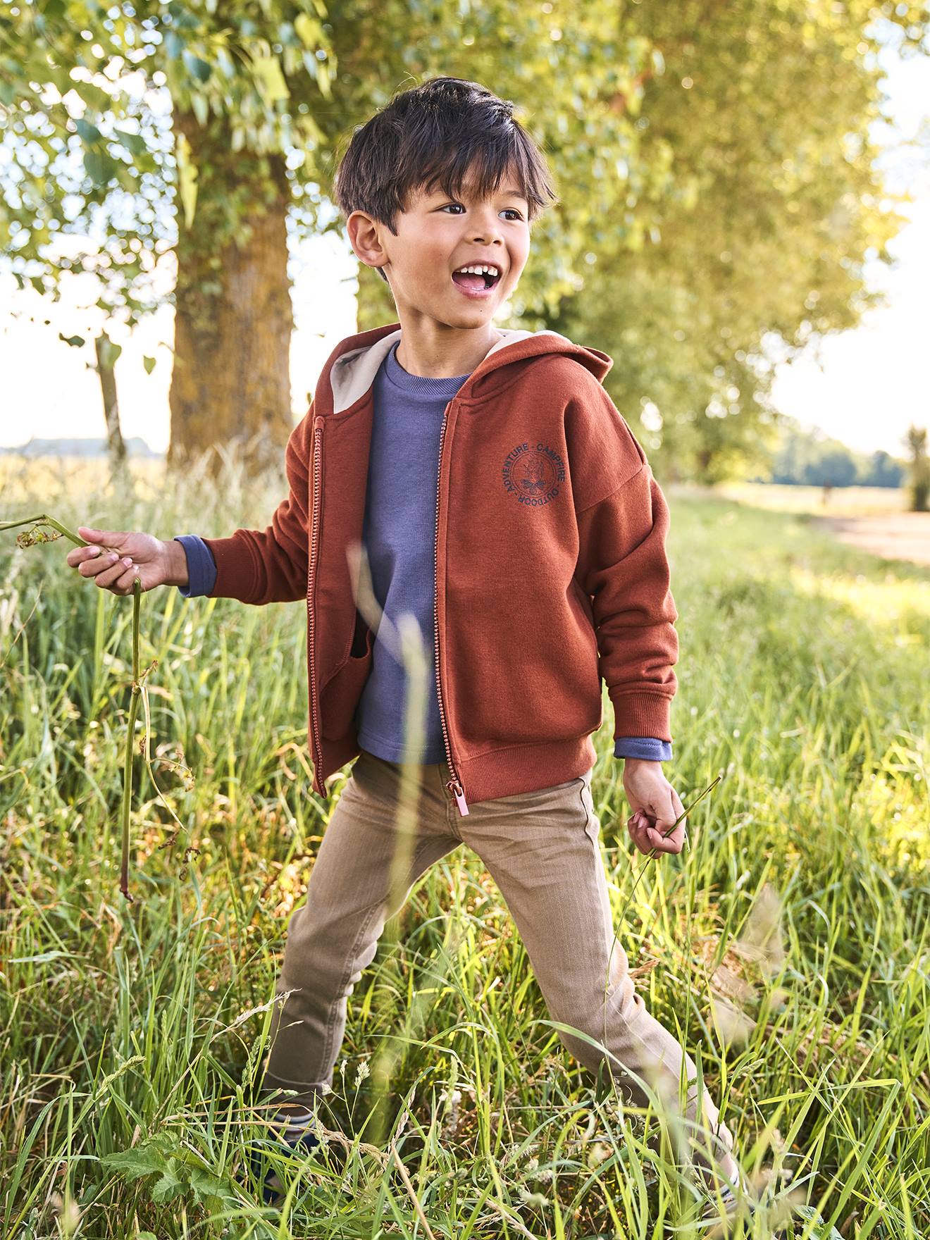 Moletom infantil com zíper, marrom escuro liso com estampas.