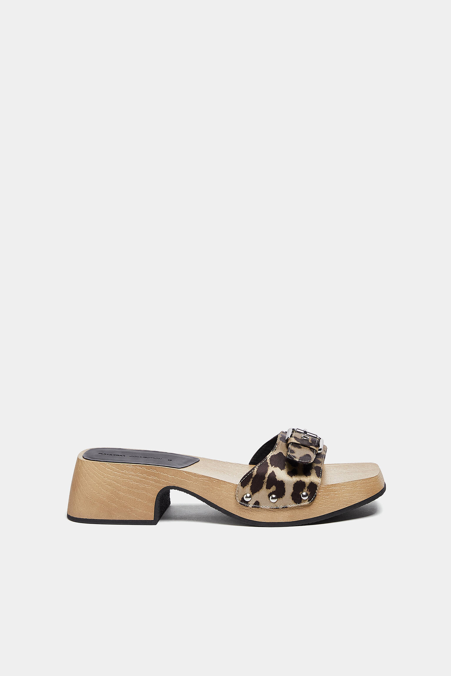 TÊNIS DE MADEIRA COM FIVELA ESTAMPADA - COMBINADO