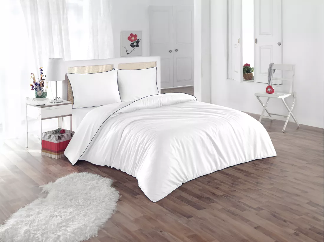 Parure de lit percale de coton 80 fils/cm² - Housse de couette 220 x 240 cm + 2 taies d'oreiller 63 x 63 cm - Blanc passepoil bleu - AGAMI de PALACIO