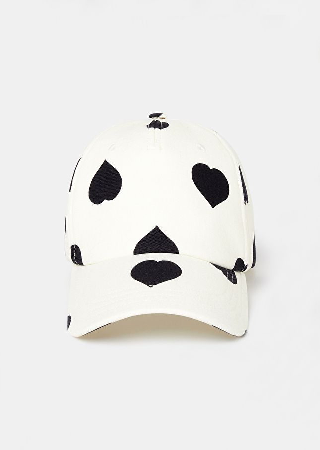 Casquette Caroleécru à motif coeur noir