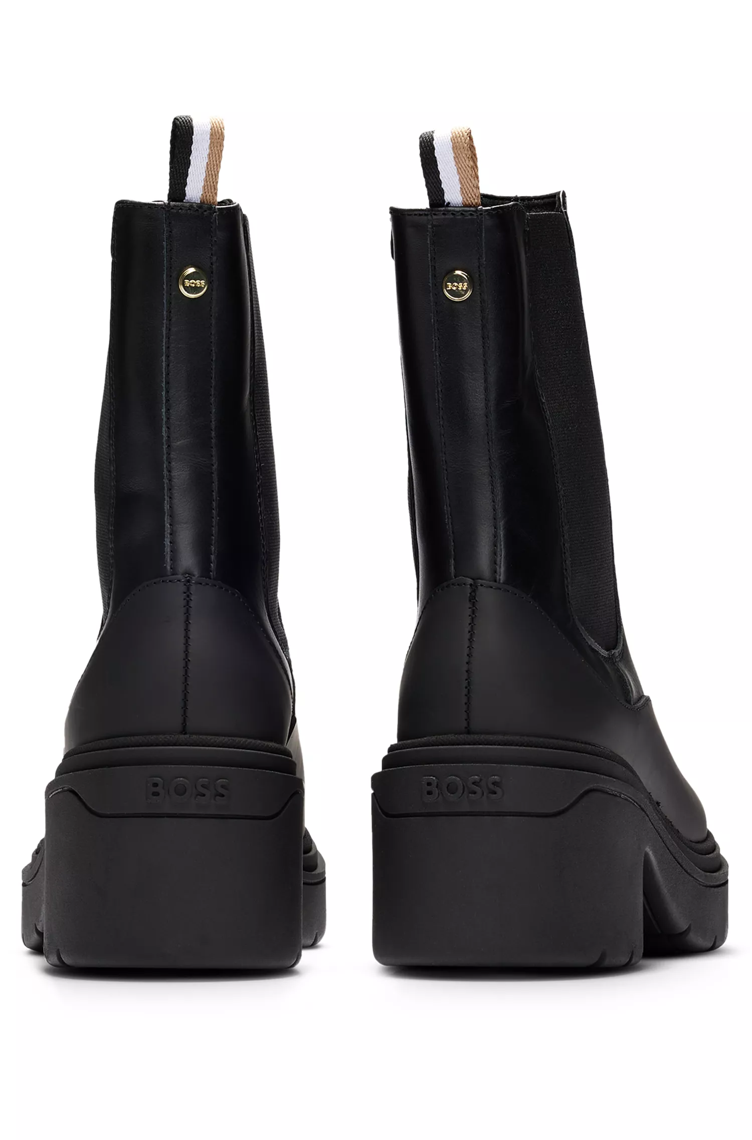 Botas Chelsea pretas da BOSS em couro liso com sola grossa.