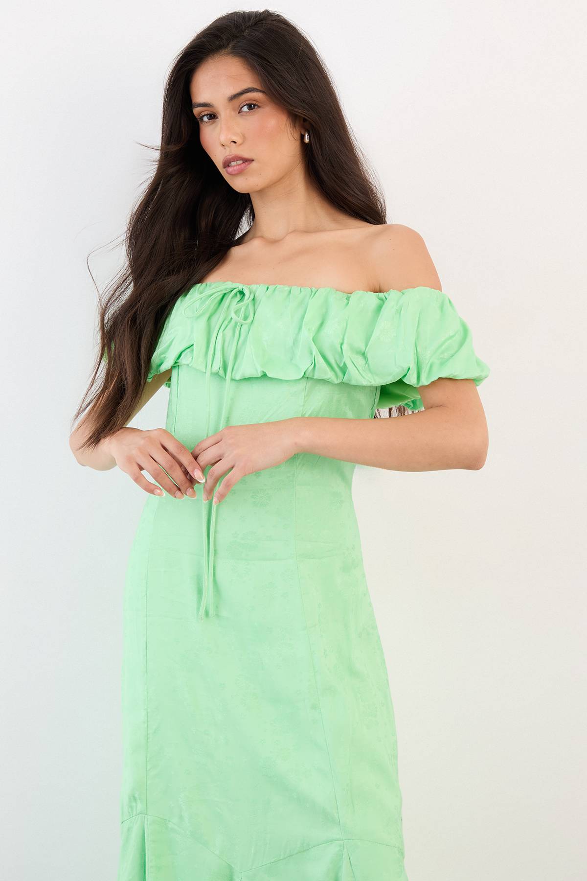 Warehouse Robe Midi Paysanne En Jacquard Satin Viscose Avec Épaules Dénudées Et Empiècements Godets